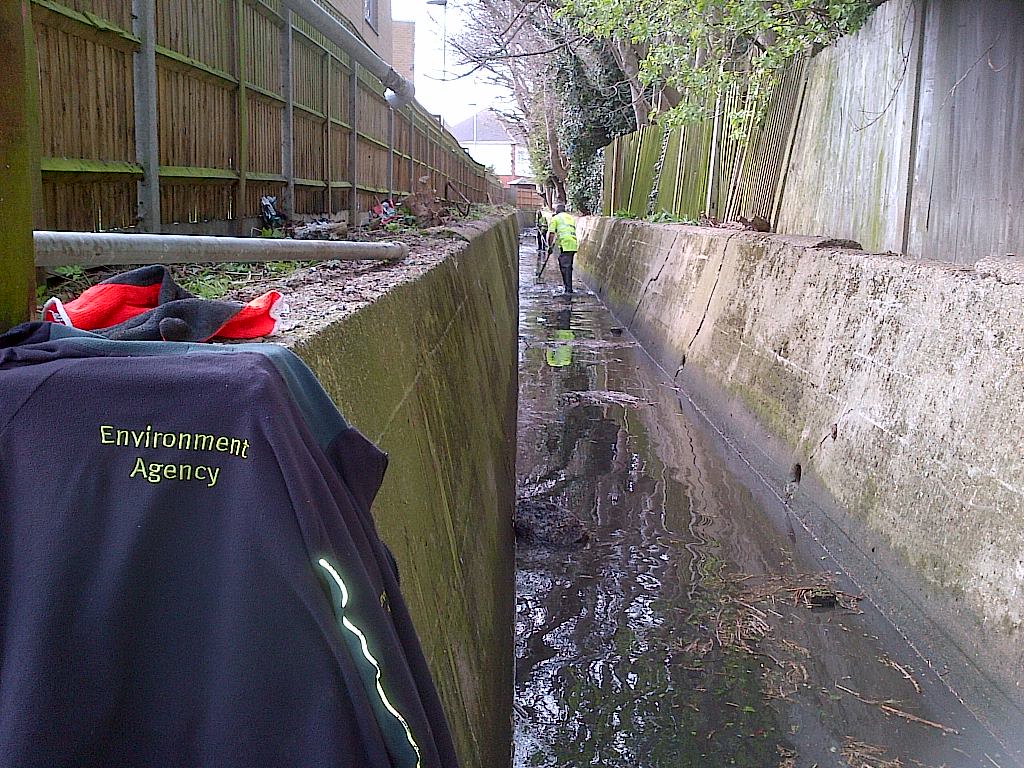 EnvAgencySE's tweet image. Our Northfleet and Catford teams worked together to clear rubbish and blockages from the #RiverShuttle in #Kent to reduce the risk of flooding #floodaware