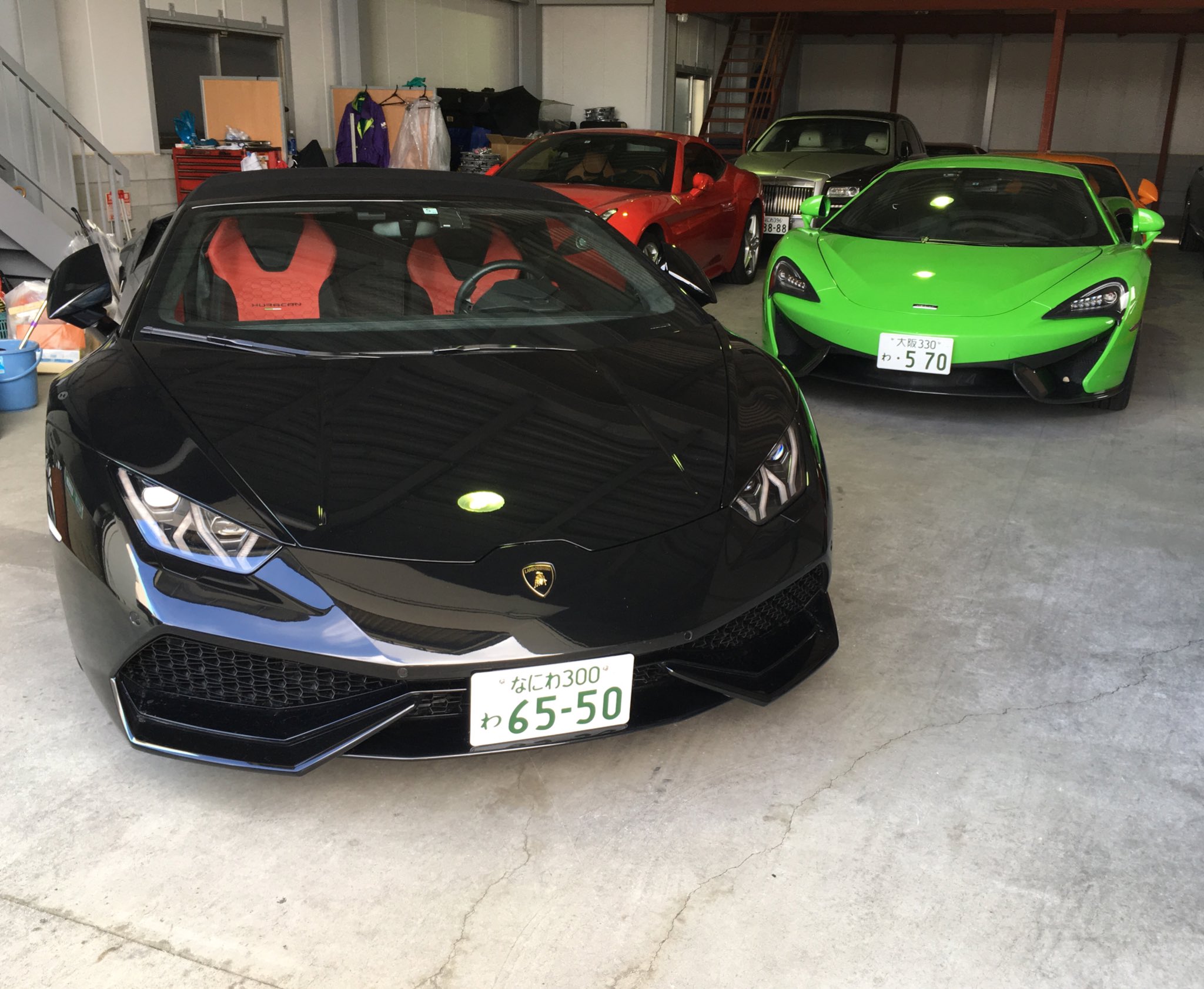 グローバルオートレンタカー ウラカンスパイダーと570sのツーショットです 今回はいつもの角度に加えて 高めと低めをセットで掲載です スーパーカーを低い視点で撮ると車高の低さが際立って素敵ですね グローバルオートレンタカー