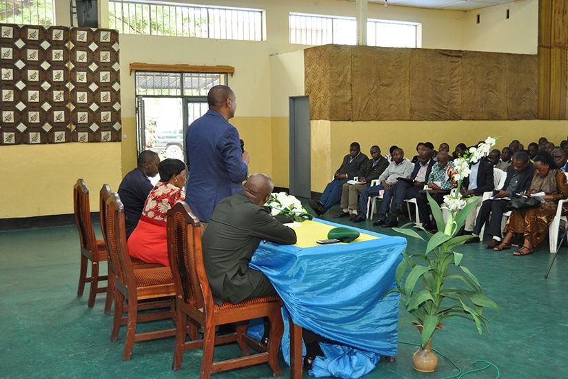 NewTimesRwanda's tweet photo. Minister for Education @IMunyakazi calls on parents, teachers, local leaders and education officers to work together to avoid students dropping out of school, repeating classes, and getting unwanted pregnancies. 

Read more: https://t.co/pfgkrurSXO @Rwanda_Edu https://t.co/KdqthDVfQl