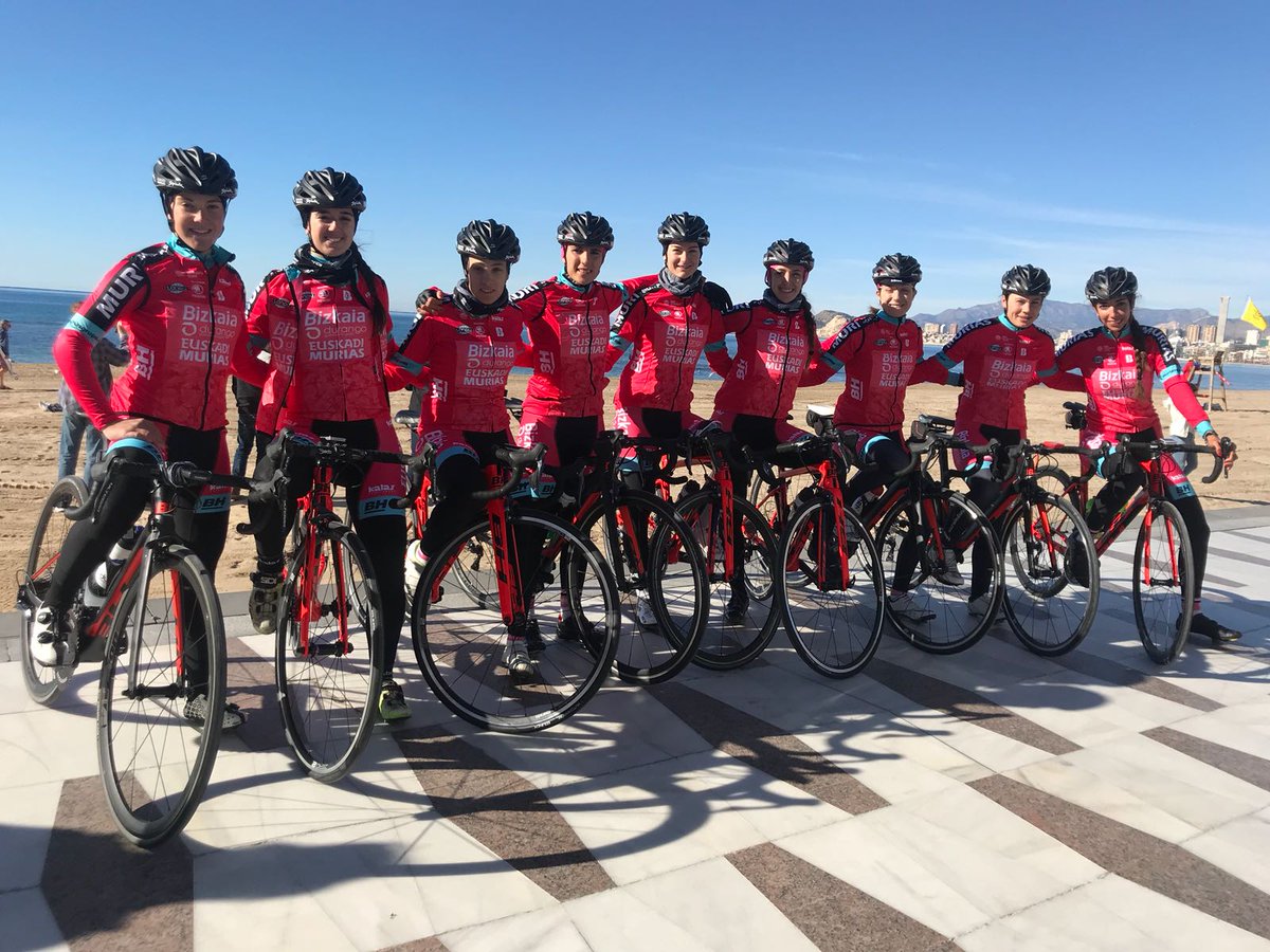 Hau hastera doa! Esto empieza ya! Primer entrenamineto de equipo <a href="/BizkaiaDurango/">Bizkaia-Durango</a> .Ongi etorri Benidorm! Aupa #GureTaldea!