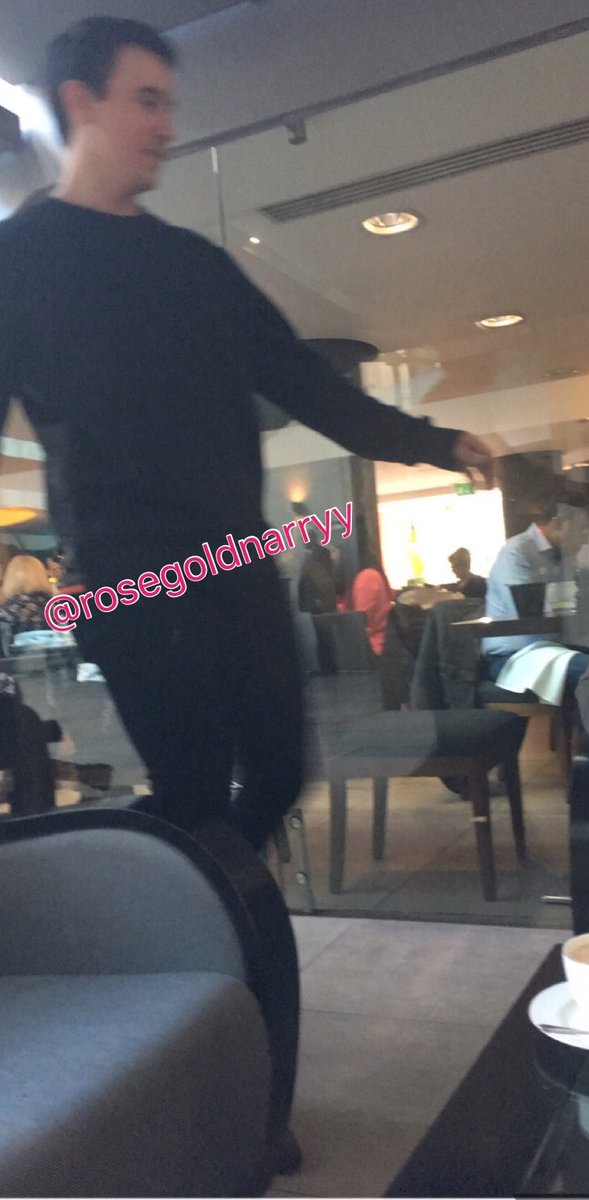 emsavvidesx's tweet image. Huw came over to speak to us!! #PLLcon