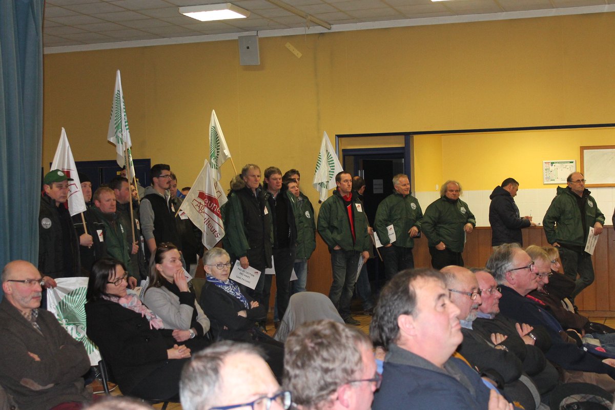 PfliegerCharles's tweet photo. Jeudi 08 février, la #FDSEA50 est venu interpeller David Nicolas @DNicolasMaire président de la communauté Mont Saint Michel Normandie sur le PLUI d’Avranches Mont Saint Michel. Il s’est engagé à rencontrer la profession et ne pas classer les haies dans ce PLUI https://t.co/U1TMAC1bvL