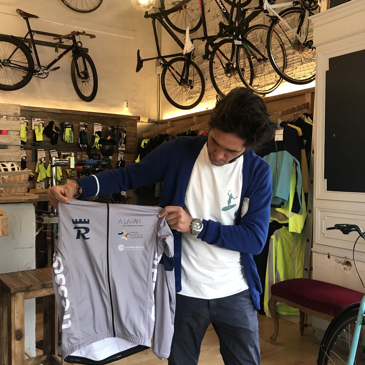 Sorteamos este maillot de manga larga entre todos los RT ; la semana que viene presentamos la academia de MTB para todos y #DiCapacidad por supuesto. El miércoles presentamos este proyecto que tanto nos ilusiona y la prueba a la que iremos este año✌️😊🚲 (el miércoles ganador!)