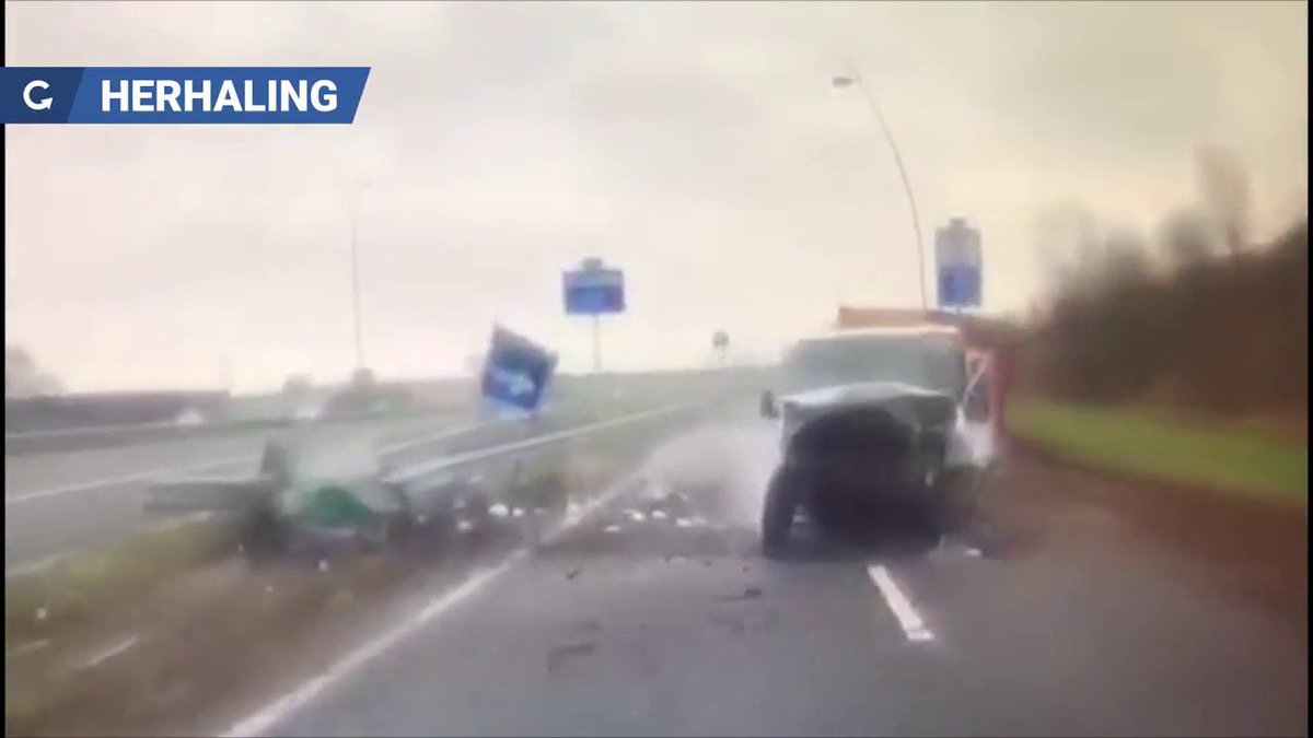 Vrachtwagen kan botsend busje net ontwijken op A50 dlvr.it/QFfqkh