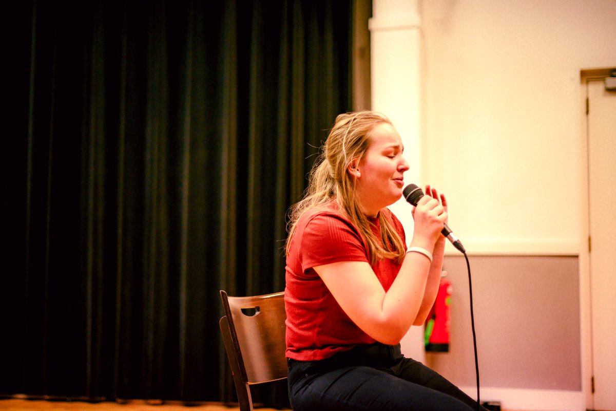 Meeuw_JTS's tweet photo. Hoe vet is het om straks
met een live orkest te zingen! Daar moeten je stembanden wel op
getraind zijn. En daarvoor zorgt Martine van den Dool. Een grande dame op het gebied van alles wat met stem en zingen te maken heeft. #zangers #dedansavond @FryskJeugdOrkst @JeugdDansOpleid https://t.co/e41TMoCOUV