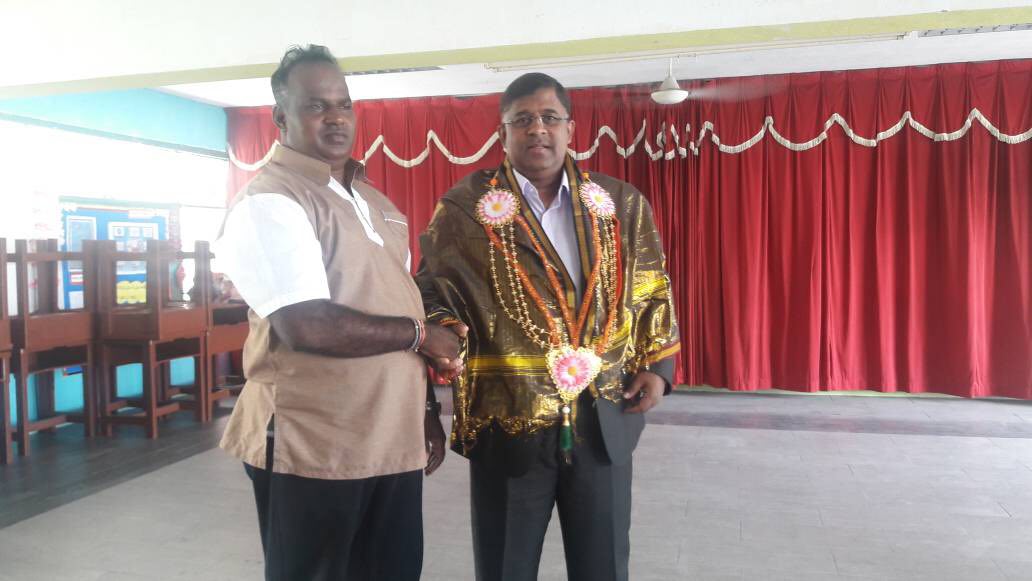 PerakPpmb's tweet photo. Dato V Elango Penasihat MB Perak:
Menyampaikan Bantuan Awal Persekolahan kepada pelajar-pelajar SJKT Barathi, Hutan Melintang, Bagan Datuk. https://t.co/tj5twJn6sI