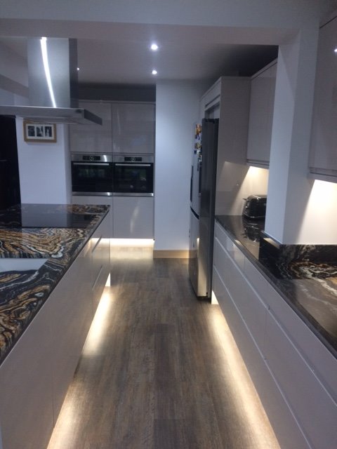 kitchenbrokeruk's tweet photo. This stunning #strada cashmere handleless gloss kitchen has been recently designed &amp; installed by our team. With @BoschHomeUK appliances @CosentinoUK Orinoco granite #kitchen #granite  @Kitchen_Stori https://t.co/4Vo38FoeUH