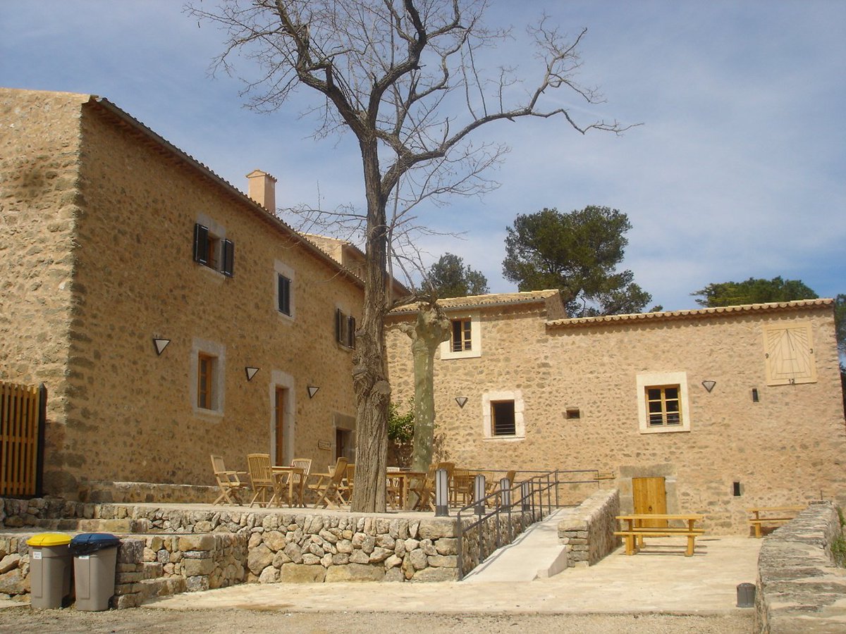 ConselldeMca's tweet photo. Davant la situació de nevades a la Serra de Tramuntana recomanam que tota aquella persona que vulgui accedir als refugis de #SonAmer o #TossalsVerds s'informi prèviament de la situació. Degut als talls a les carreteres no es podran garantir tots els serveis a aquests dos refugis https://t.co/y6hPtzOHGq