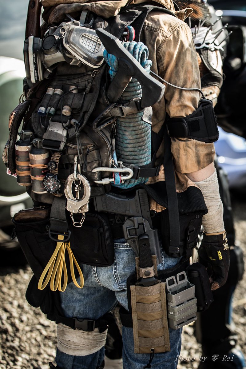 Yu San 街と人々を撮る 終末サバゲーマーの背中 私はごちゃごちゃさせたい派 W でもシンプルなのもカッコいいんだよね W 1日1終末 終末装備 サバゲー