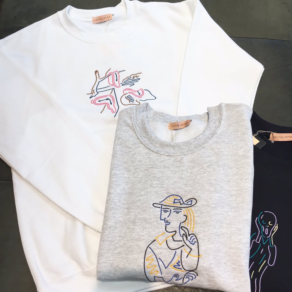 BY_KUMAMOTO's tweet photo. 【MENS】
「日常に溶け込みながらも独自の存在感を放つもの」をコンセプトの〈LES CINQ LETTRES.〉より

今回、B&amp;Y限定デザインのスウェットが入荷。

フランス好きの日本人グラフィックデザイナーによるデザイン

ぜひ店頭でご覧ください
11,000円(+tax) https://t.co/qo3uXqTKPO
