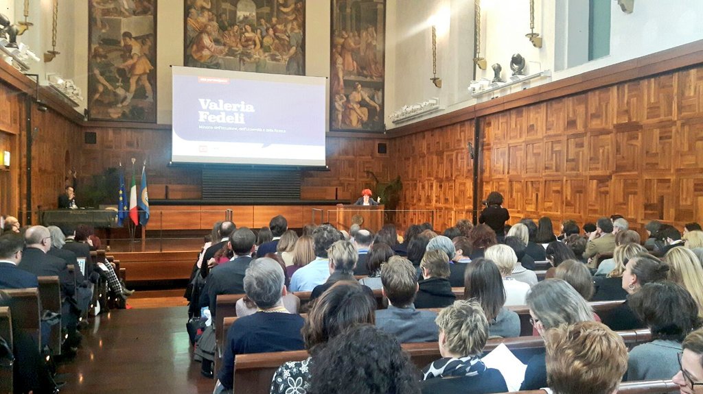 MIsocialTW's tweet photo. .@valeriafedeli a #Milano per #ParoleAScuola: "La giornata di oggi  è una finestra di approfondimento per sminare il campo dal discorso d’odio, dal cyberbullismo, dalla manipolazione del linguaggio. È un’importante occasione di formazione, di scuola oltre la scuola" #ParoleOstili https://t.co/5oDegrub3G