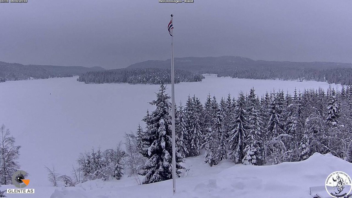 Meteorologene's tweet image. #Holmenkollmarsjen går lørdag, med bedre snøforhold enn på mange år. Over 1 m snø i #Nordmarka. Noen få, blå grader og litt nysnø indikerer V40 eller 45 som festevoks. Løperne vil passere helt ute til høyre i bildet fra Kikut. #Meteorologene ønsker god tur :)