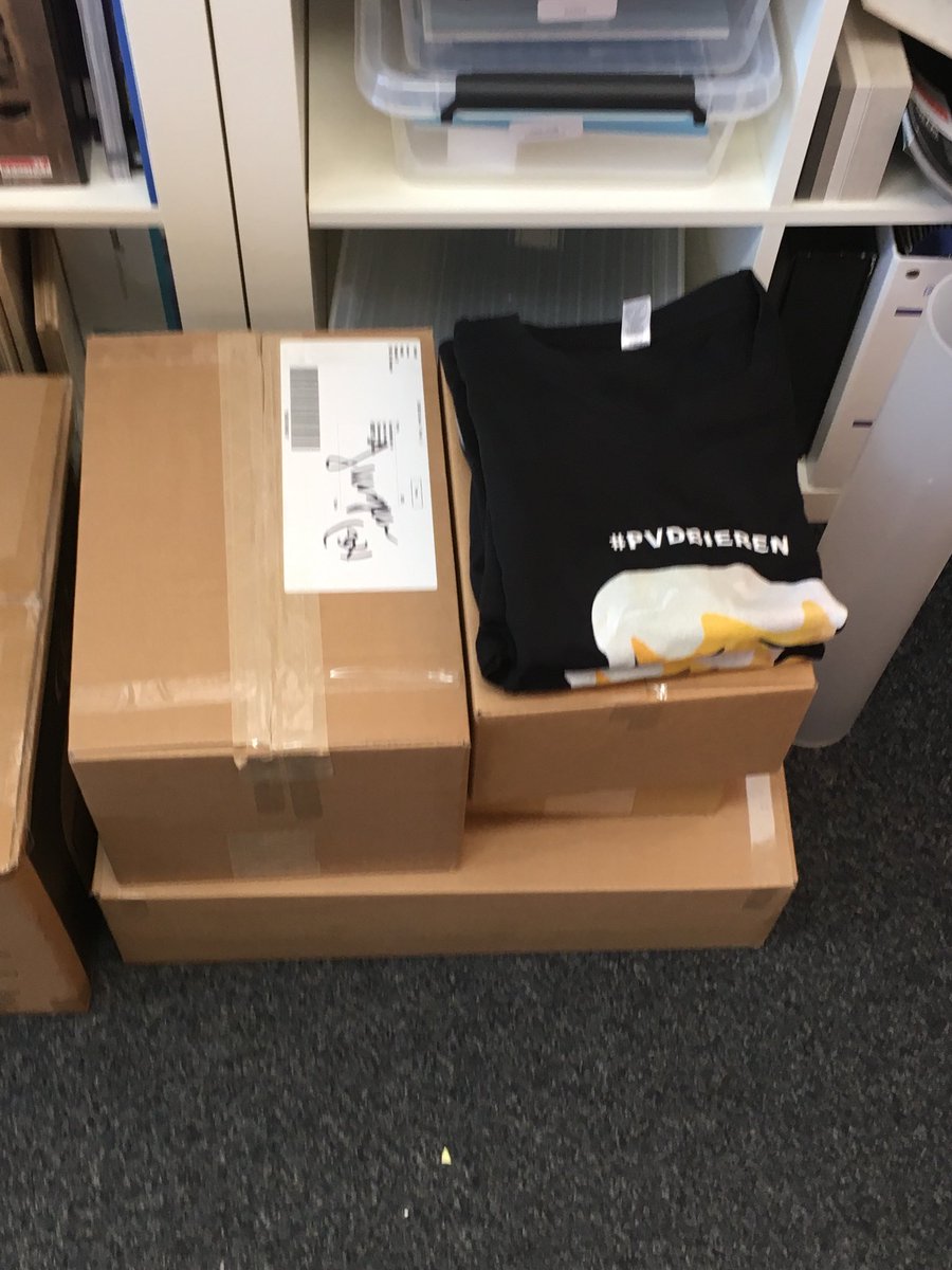 pvdb_zevenaar's tweet photo. De laatste spoedorders t-shirts, buttons, etc gaan de deur uit vandaag #alaaaaf #nog1dagje #bieremoji.nl https://t.co/X03Mjy0pwp
