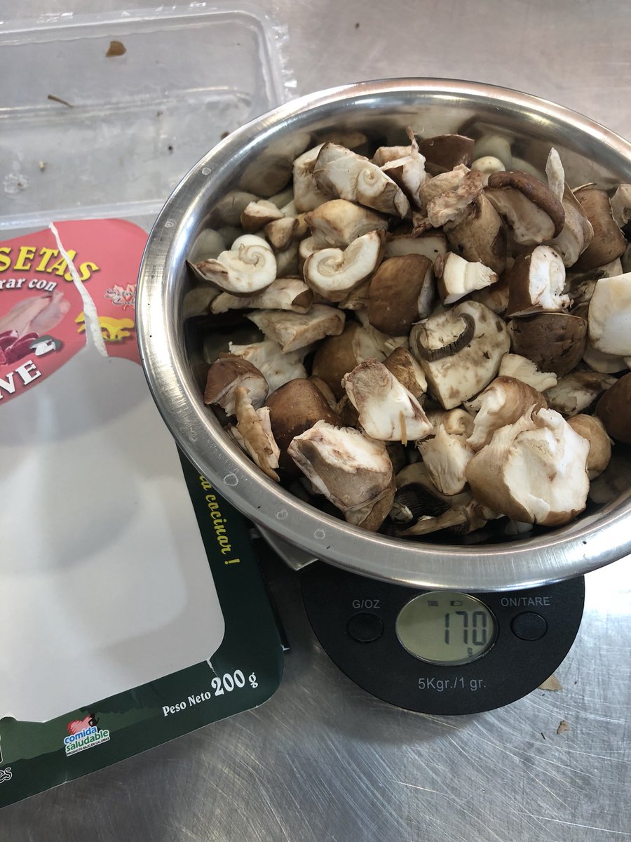 LlorcaJuan's tweet photo. Hola @CarrefourES y @frutobos5 una duda. ¿ Por qué vendéis un producto con 200gr de peso neto y cuando en realidad son 170gr? Donde están los otros 30?
Gracias. https://t.co/h8eyWhk77M