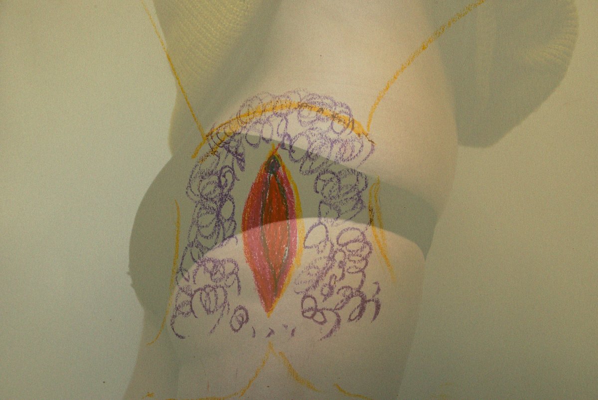 revistaderiva's tweet photo. "Un 65% de las mujeres conoce mejor los órganos masculinos que los suyos propios. Sólo un tercio de las mujeres sabe etiquetar correctamente las partes de su anatomía femenina" https://t.co/6Fzj7Lra6r Aquí @LaiaSero con @helenroura en la cámara. #SomCos https://t.co/IxHdLXbH1E