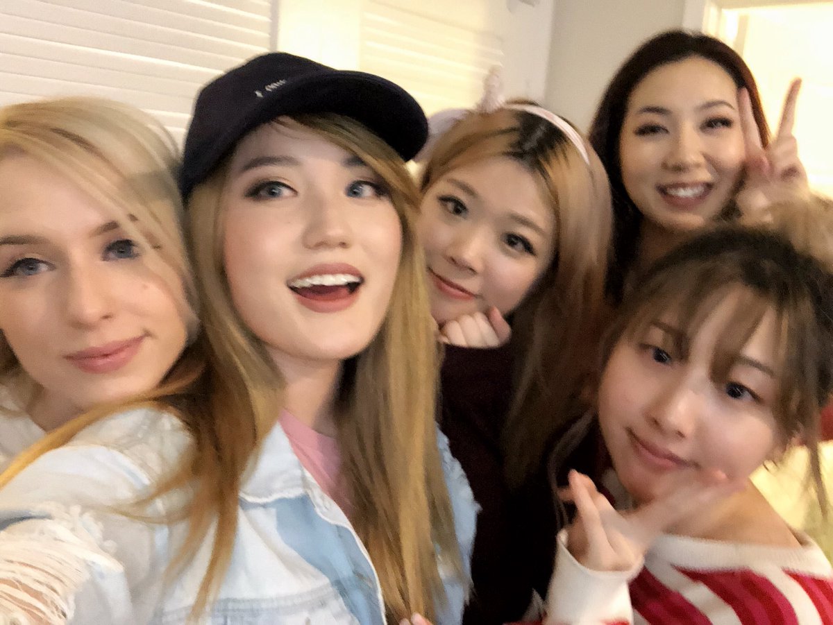 "@AngelsKimi @AriaSaki @luxxbunny…" - @LilyPichu, lilybug ... - 1200 x 901 jpeg 153kB