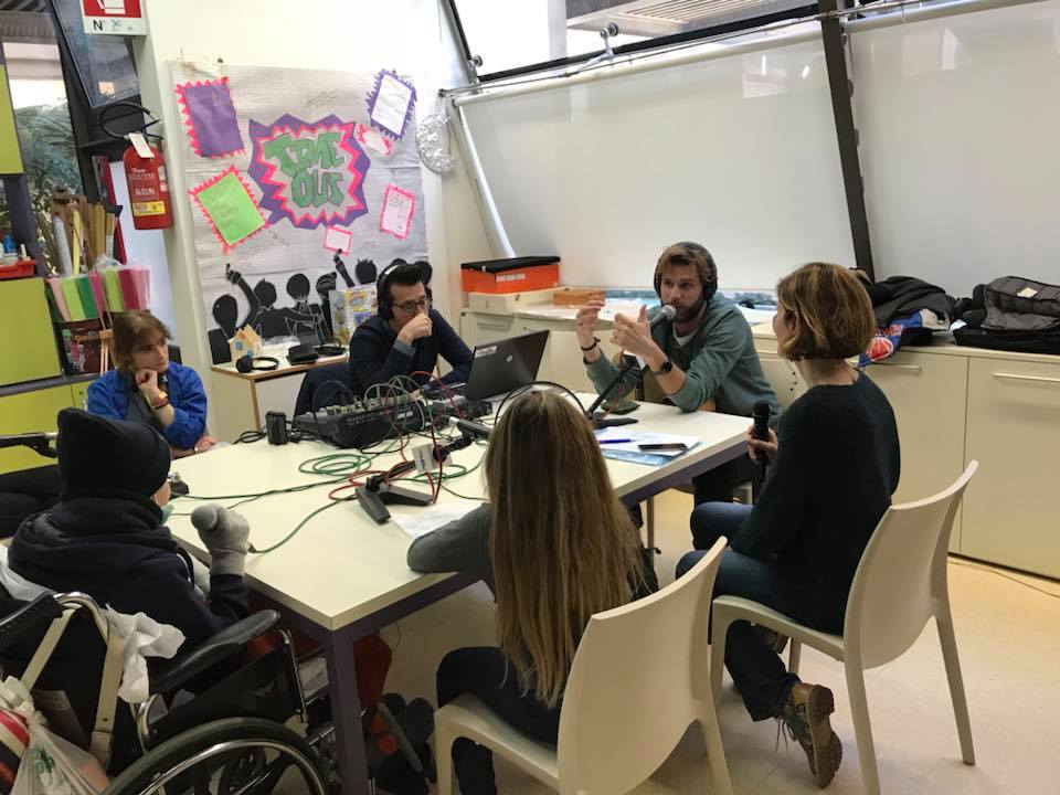 danylami's tweet photo. Accendete la radio, scaricate l'App di @RadioInBlu , collegatevi al nostro sito https://t.co/v2NOEJuPy4 Siamo in onda con i ragazzi del @bambinogesu : Salvatore, Riccardo e Bianca. Il nostro ospite è @AndreaMaestrell https://t.co/fbciyD5rvy