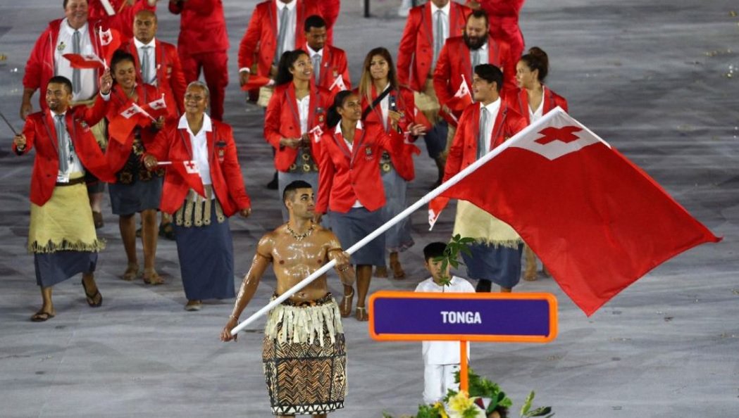 tatolimpico's tweet image. Na história, algumas dezenas de atletas já competiram tanto em JO quanto JOI. @pitaTofua de Tonga entra agora para esta lista. No @Rio2016_en ele lutou #Taekowdo e em @pyeongchang2018 competirá no  #CrossCountrySkiing. Pita foi o porta-bandeira de TON🇹🇴 nas duas aberturas.