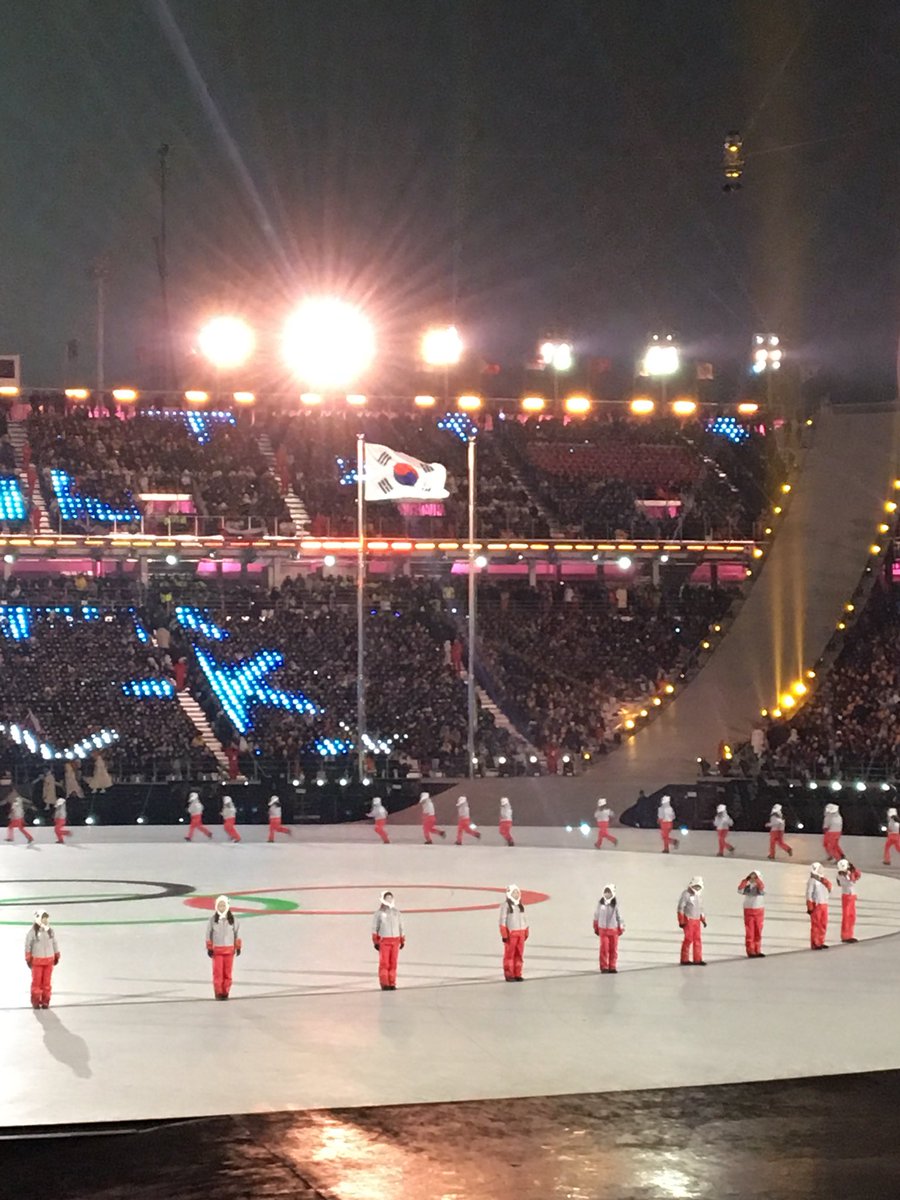 Olympic's tweet photo. 올림픽 스타디움에 태극기가 펄럭 입니다🇰🇷
#평창동계올림픽 #2018평창  #pyeongchang2018  #올림픽  #olympics  #OpeningCeremony https://t.co/GjK132Z3jU