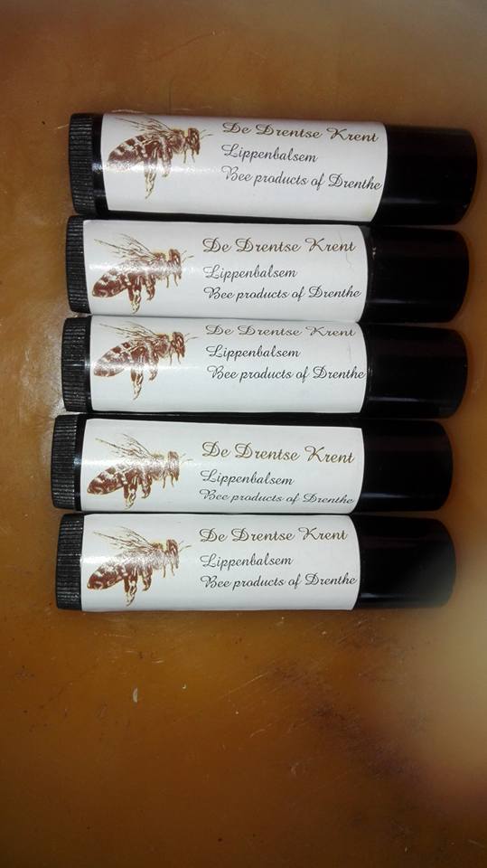 Dedrentsekrent's tweet photo. #Winter ,#voorjaar, #zomer en #herfst altijd schrale & ruwe lippen ? tip 1 t/m 4 #bijen lippen #balsem met herstellende #propolis #Wapserveen #beelipbalm #natural lip balm #beewax #allSeason #BeeVitaLift #handmade #Honey #BeeProducts https://t.co/dUAXS9KSlJ https://t.co/AWw7xedL0t