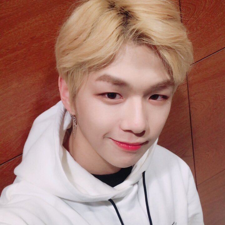 825X121O's tweet image. the dark and the light 🌞✨