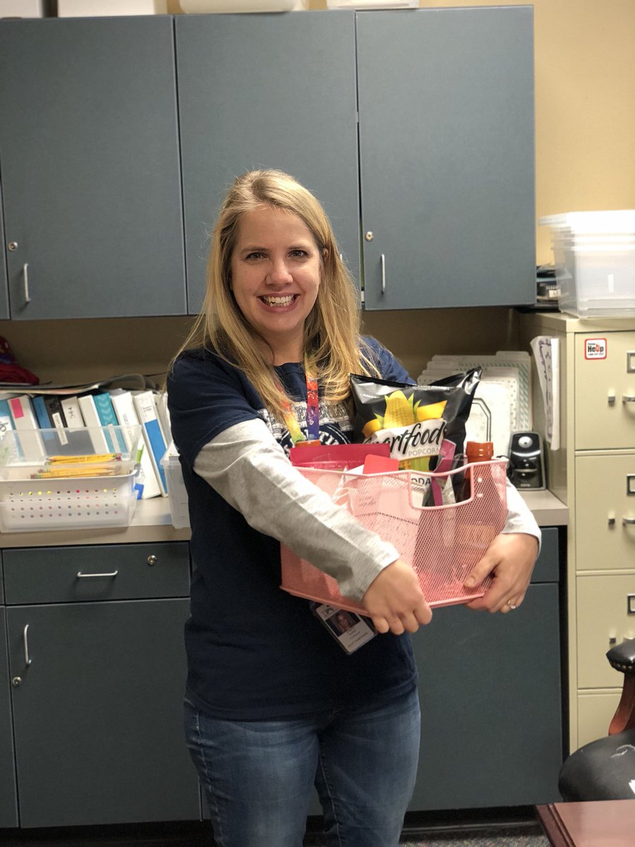MrsALMartin's tweet photo. Elliott students and staff appreciate our counselor, Mrs. Andrew! #counselorappreciationweek @ElliottLearners https://t.co/EDs6jQZXlG