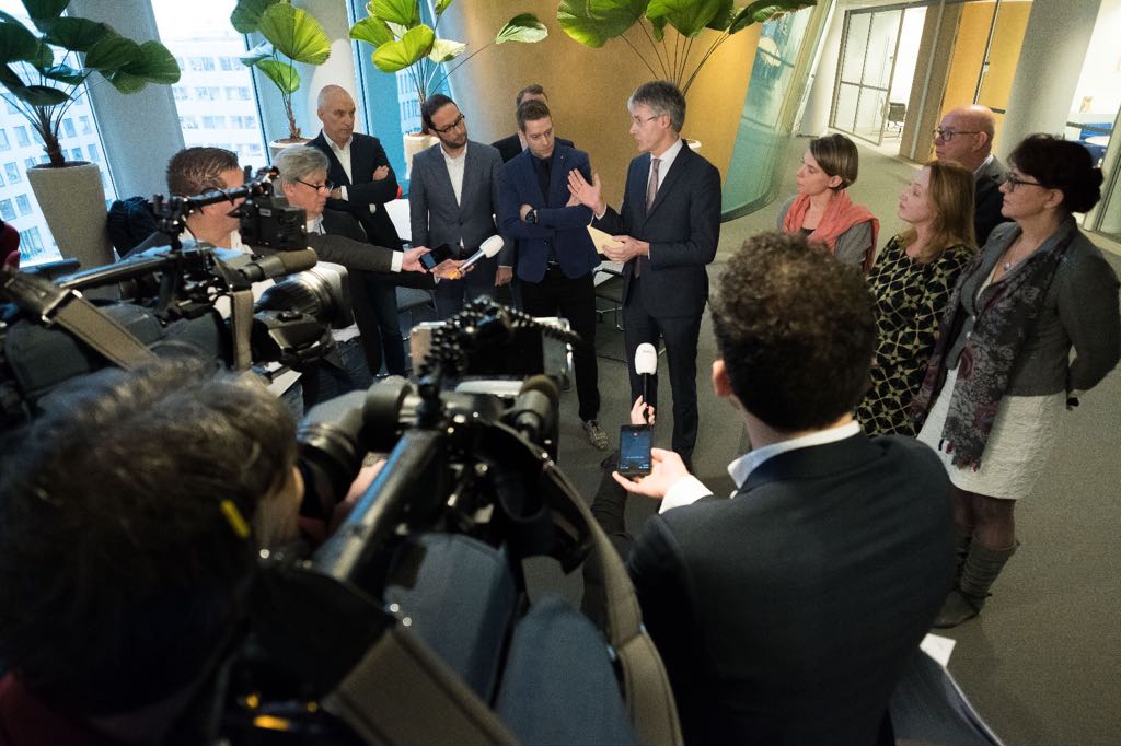 MinOCW's tweet image. Lees hier het hele #werkdrukakkoord dat @arieslob en @POfront zojuist hebben ondertekend: bit.ly/2BkiOnO