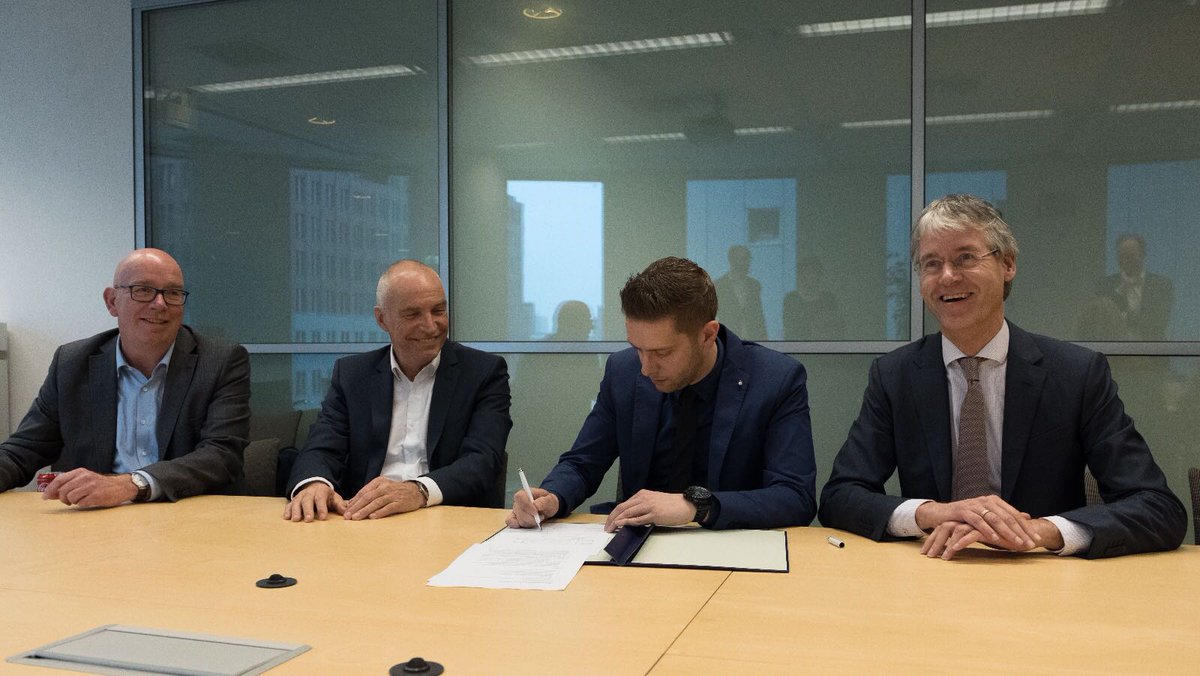 Lees hier het hele #werkdrukakkoord dat <a href="/arieslob/">Arie Slob</a> en <a href="/POfront/">POfront</a> zojuist hebben ondertekend: bit.ly/2BkiOnO