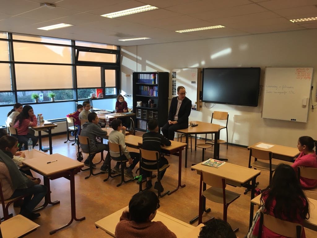Boeiend! Wethouder Eerenberg in gesprek met leerlingen gr. 7 van de Prins Maurits @mauritsvco # politiek &amp; respect