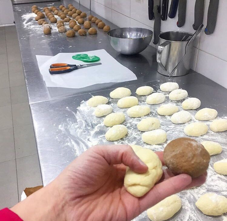 TeresaTopChef's tweet photo. #TardePanadera en la cocina de #Azafran.
Panecillos de #Centeno #algarroba y #praliné de #pipas y #brioche de #quesomanchego.
El pan como un plato más en la mesa
#AzafranBakery
#Bread #pancasero #panartesano #maridajesconpan #RteAzafrán #villarrobledo https://t.co/czo1uhD4mv