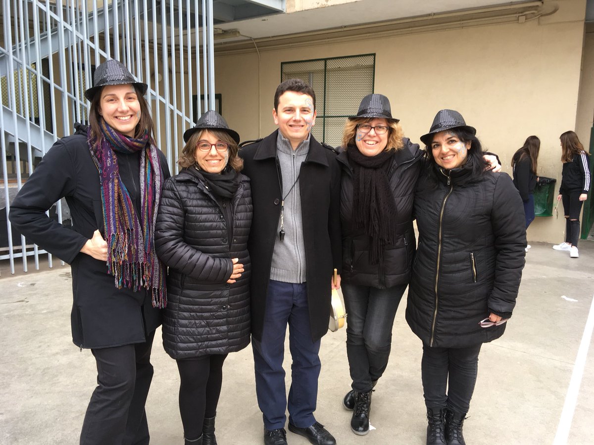 Carnaval és moment de compartir disfresses i rialles #complicitat #femequip #elsprofestambéensdisfressem #tradicions #carnaval #escola #santandreu