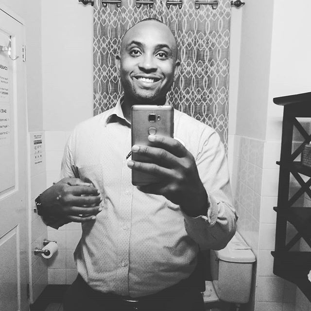 UncleDerrickV's tweet image. B&amp;amp;W #BlackMenSmiling #AwkwardHand #PowderRoomSelfie #TGIF ift.tt/2ETdEiH