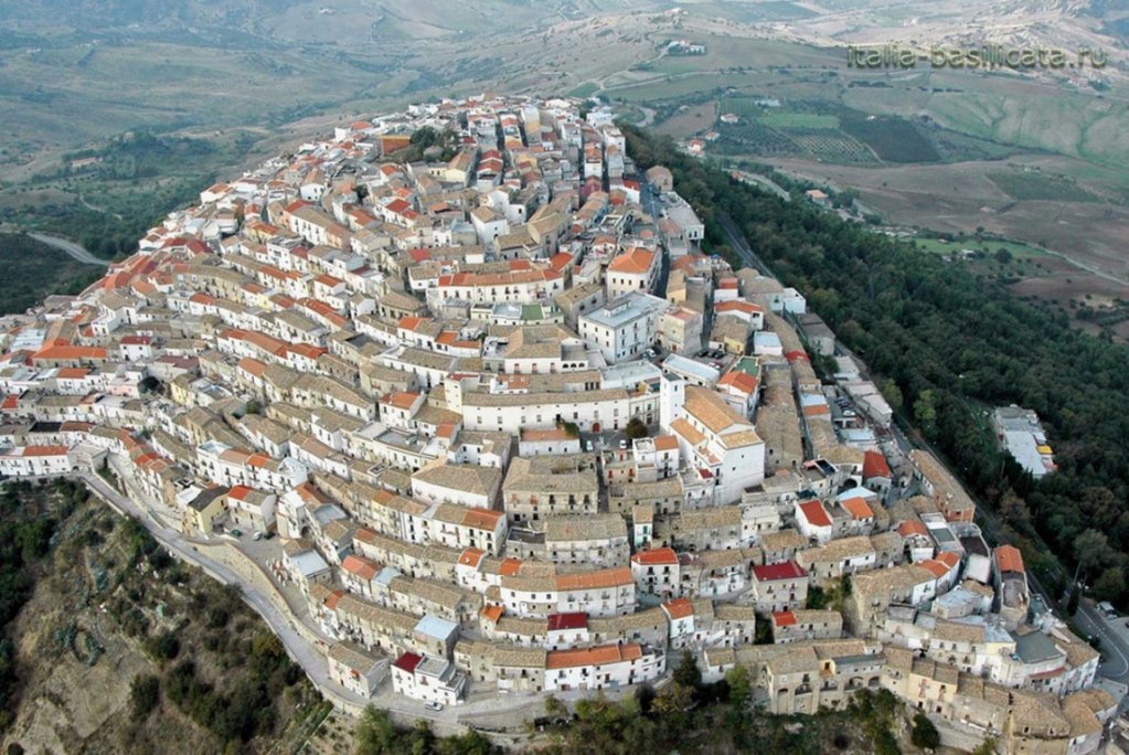 comospitali's tweet photo. Il #borgo di #Rotondella e le sue ordinate architetture tra le colline lucane.

#Basilicata #ComunitàOspitale https://t.co/WWV7LoSfZg https://t.co/MKtUCbWGhK