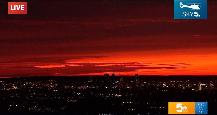 WthrmnSlaughter's tweet photo. Amazing #Sunrise over #StLouis this morning! Happy Friday! #TISL #KSDKnews https://t.co/q16AYEtHS3