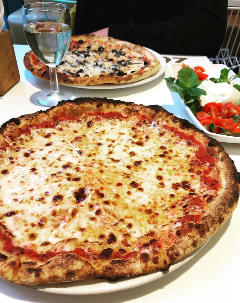 Why say it with flowers when the way to the heart is through the stomach. #PizzaBuzz #sayitwithpizza #ValentinesDay #love 📷: <a href="/gemmagiannotti/">Gemma Giannotti</a>