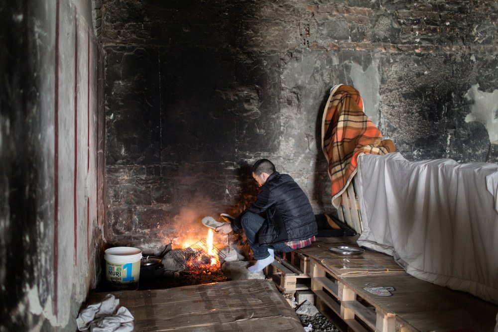 MSF_Espana's tweet image. &quot;En vez de adoptar políticas que respondan a las necesidades básicas de un número relativamente manejable de personas que viven en condiciones inhumanas, somos testigos de la criminalización de #migrantes y #refugiados y de quienes les ayudan&quot; @tommasof73 a.msf.es/2FUSiAs