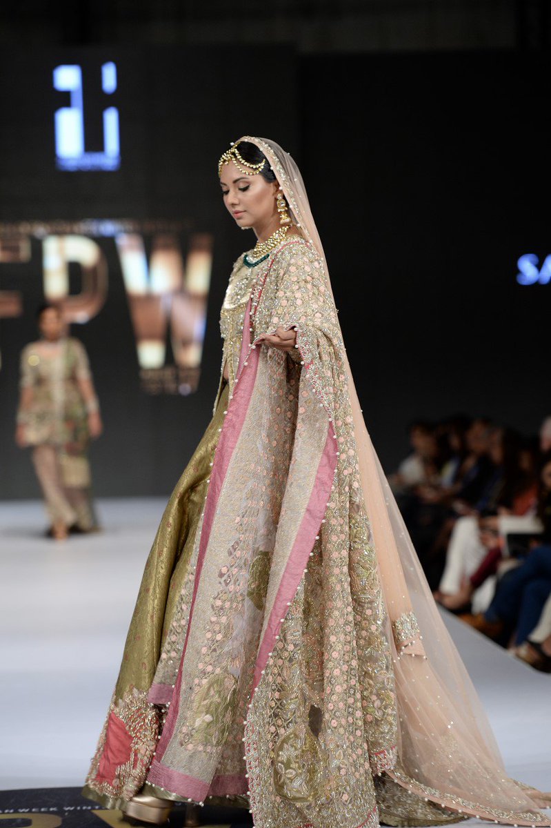 MediaSpringPk's tweet photo. #FlashbackFriday @sunitamarshal1 walking for Saira Shakira – A Monsoon Wedding at the finale of #FPW17 https://t.co/3yW3iZl6MY