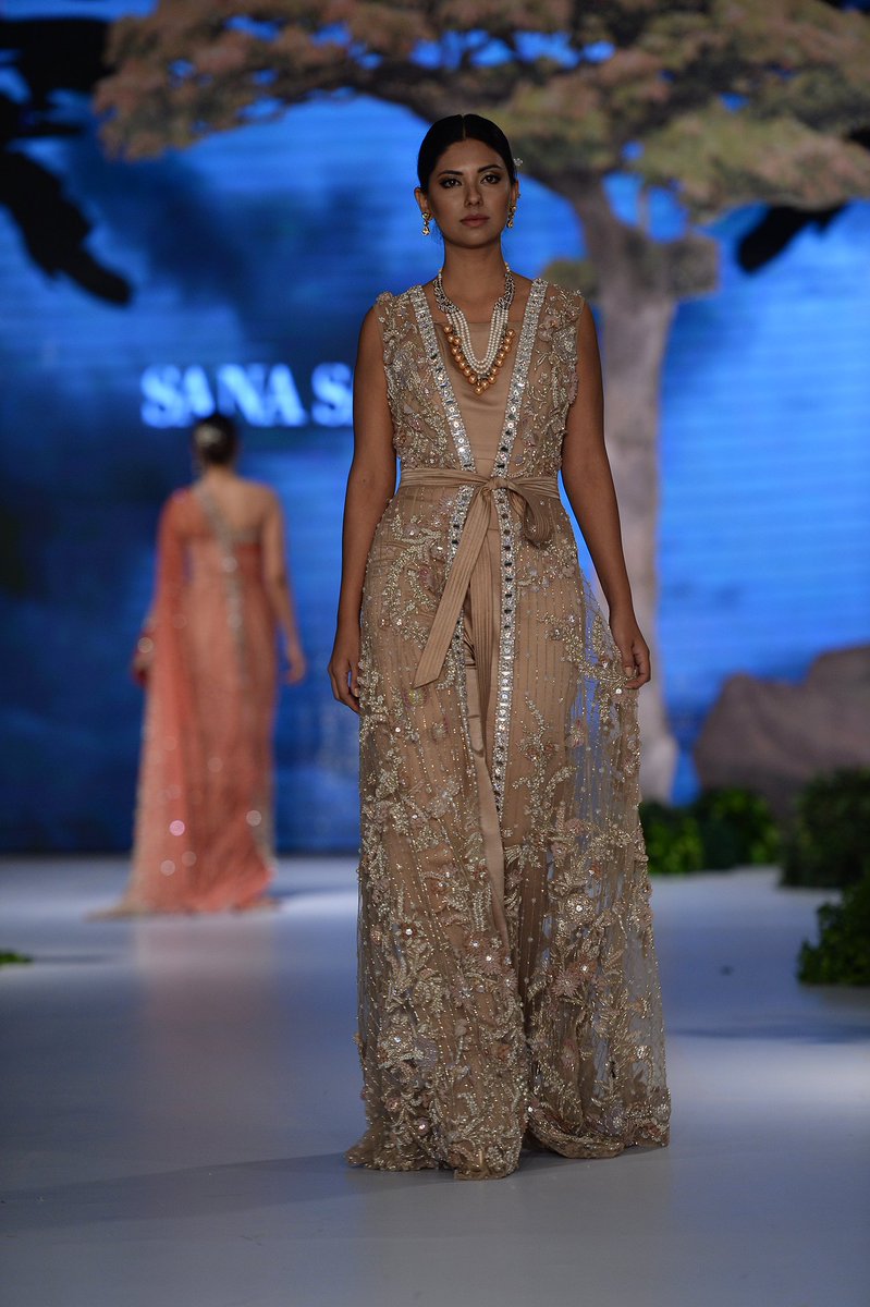 MediaSpringPk's tweet photo. @sunitamarshal1 #FlashbackFriday @sunitamarshal1 walking for Sana Safinaz – Roses & Rue at the finale of #FPW17 https://t.co/C1e5hGLWWe