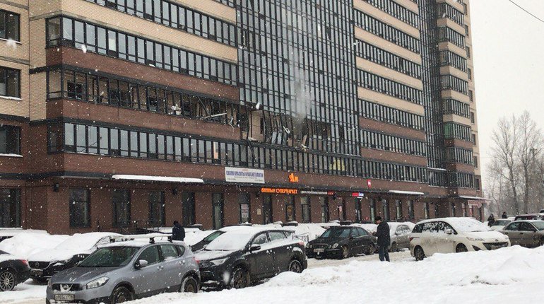 Свидетели происшествия на улице Репищева в Приморском районе Петербурга сообщают, что взрыв был очень сильный. Вылетевшие от дома части рам и балконов повредили стоявшие рядом машины.

➡️ moika78.ru/news/2018-02-0…