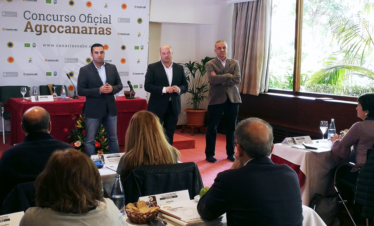 AGRI_Gobcan's tweet photo. Un total de 19 producciones compiten hoy por el galardón de Mejor Aceite de Oliva Virgen Extra en el Concurso Agrocanarias 2018 del Gobierno de Canarias. 8 aceites de Tenerife, 7 de Fuerteventura y 4 de Gran Canaria  participan en esta 3ª  edición https://t.co/BrrzVrfNmu https://t.co/KmTzHcLAB5