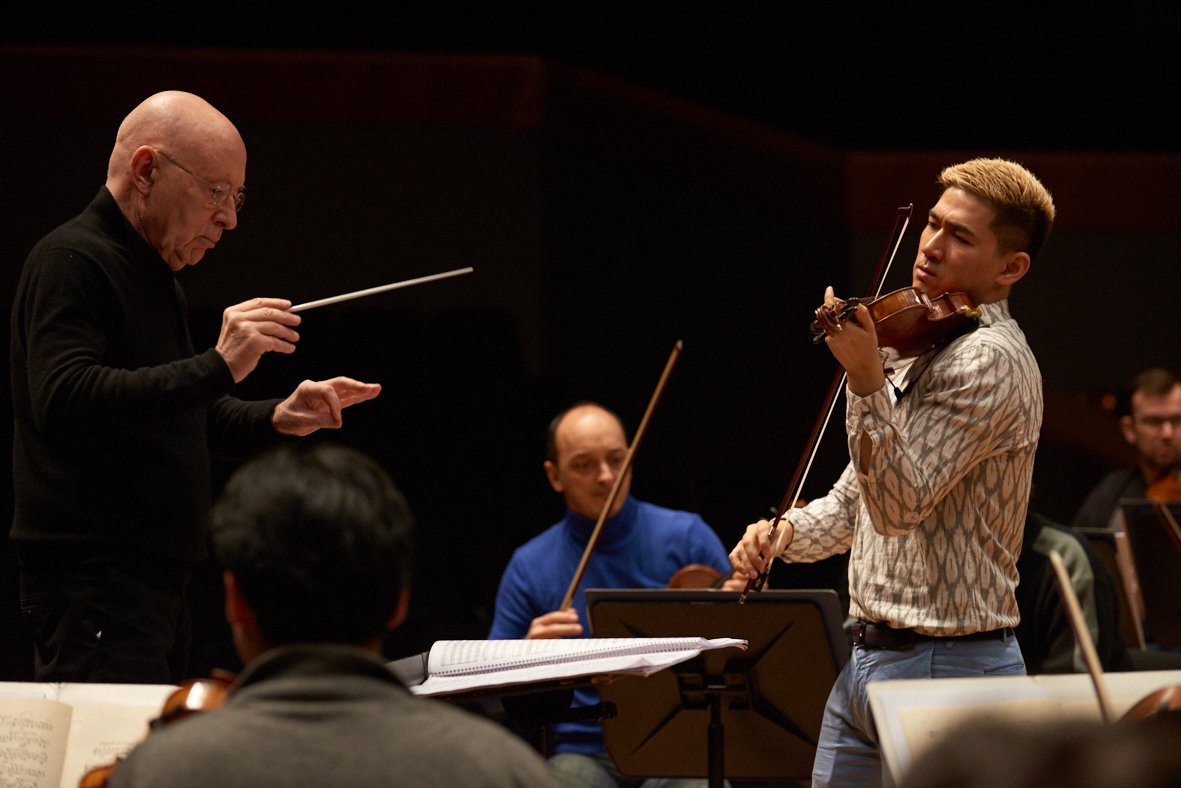 OSGgalicia's tweet photo. Todas las fotos del ensayo general de @OSGgalicia con el maestro Christoph Eschenbach y el violinista Iskandar Widjaja @violissi para el concierto de esta tarde en el @PalacioOpera en https://t.co/7A9nJjwZGB https://t.co/kzbfnevr6T