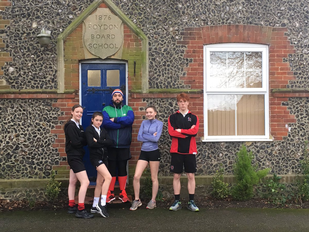 Got some <a href="/burnt_mill/">dukedukeTS</a> students joining me. Heading off from <a href="/RoydonPrimary/">Roydon Primary Academy</a> in a min! #runbakkarrun