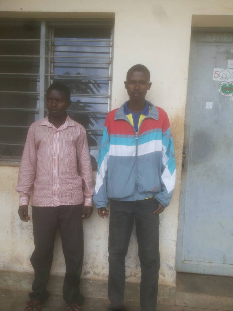 Ikiriho's tweet photo. #Burundi A @KirundoProvince, l'agent et l'encadreur recenseurs Tharcisse Niyonkuru (28 ans) et William Nimbona (26 ans) sont arrêtés pour falsification de l'inscription au référendum au centre #Rutagara, zone #Mugendo de la commune #Ntega https://t.co/BYqUW1ZGxQ