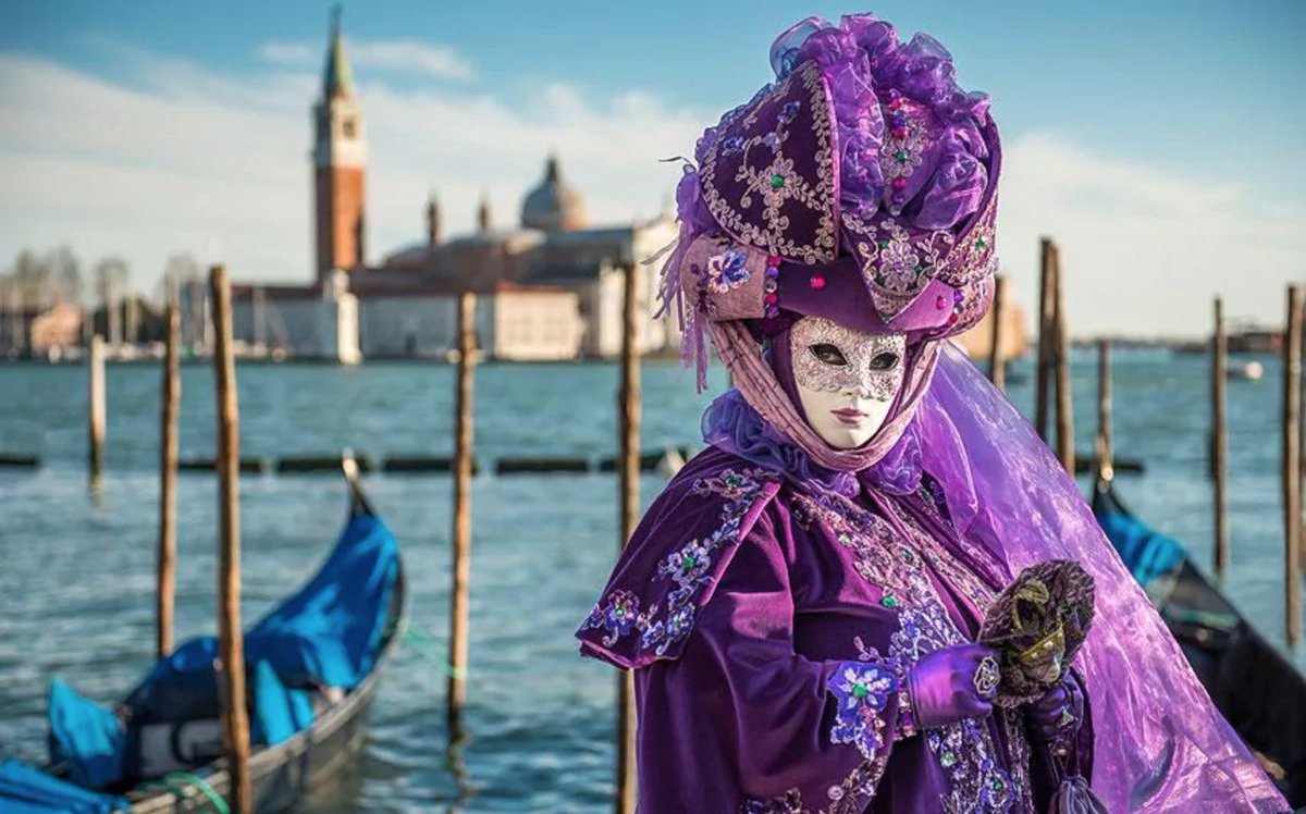 RoyalHife's tweet photo. Carnival has arrived in its most glamorous way. Did you know that covering the face in public was a uniquely Venetian response to one of the most rigid class hierarchies in European history?
·
#RoyalHife #VenetianCarnival #Glamour #Fact #Costume #Italy #Luxury #History #Venecia https://t.co/xPrzWZXJHP