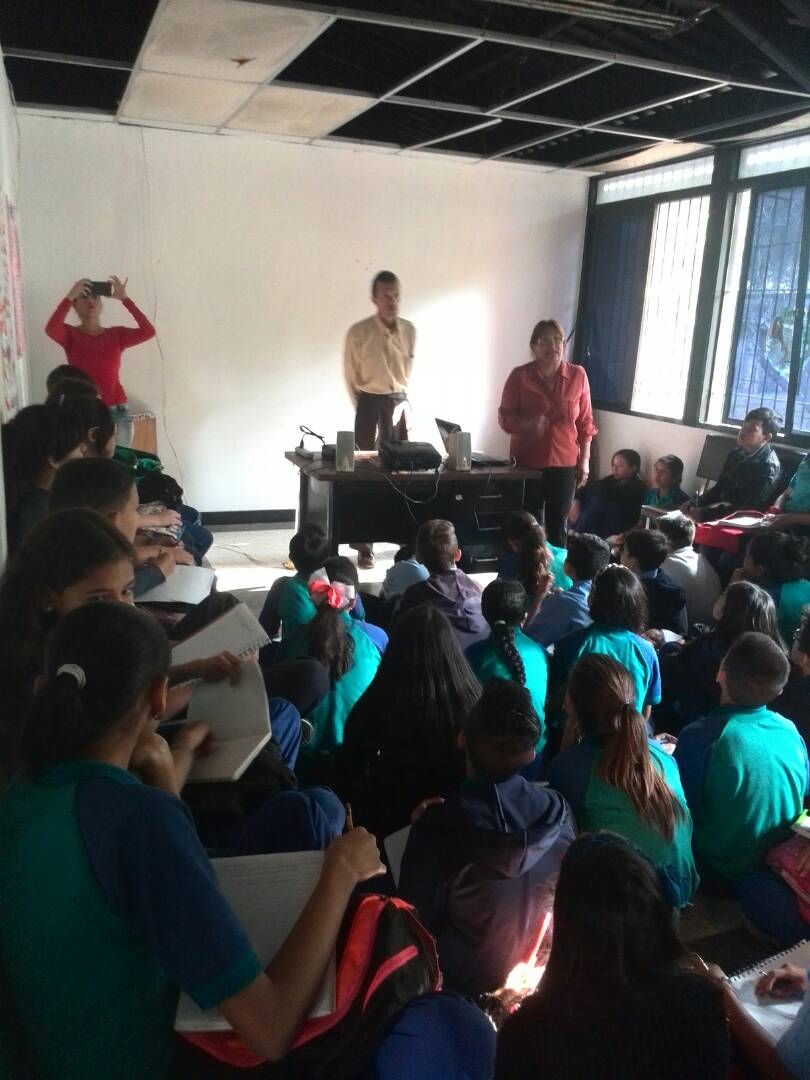 ETRjvalecillos's tweet photo. Nuestros Estudiantes de #1erAño #LabClinico #RegyEstSalud en Salud Ambiental del Estado Táchira en Jornada de Vinculación a través de Visitas Guiadas para fortalecer su Perfil en Promoción Social y Servicios de la Salud de la Mano de la Prof. Yandry Morales y acompañados por SPE https://t.co/5NhBPBxtAv