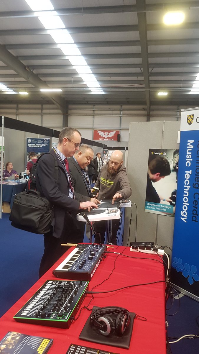 Lovely to see management #have a go @skillscymrucarms @ColegSirGar #DyddMiwisigCymru
