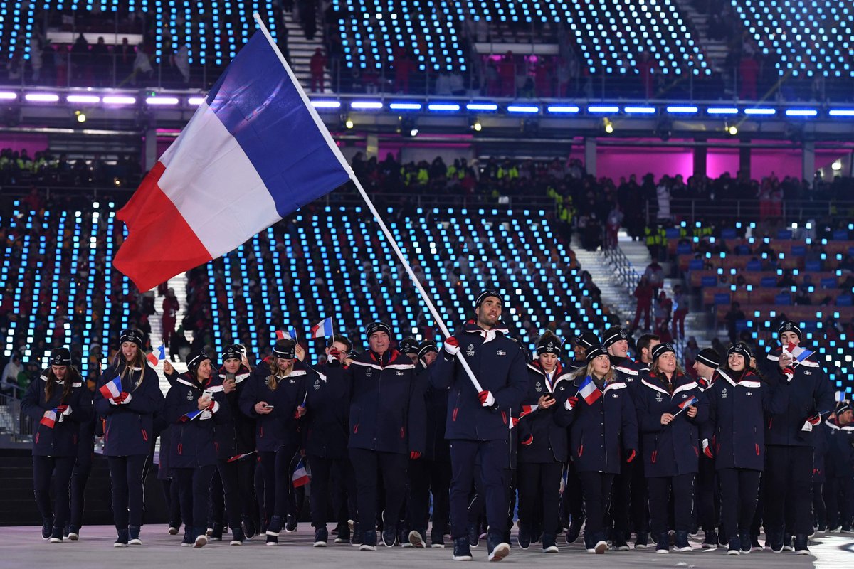Les Bleus tous derrière <a href="/martinfkde/">Martin Fourcade</a> pour la #ceremoniedouverture à @pyeongchang2018 ! Une édition exceptionnelle s'ouvre pour <a href="/FranceOlympique/">FranceOlympique</a> #AllezLesBleus