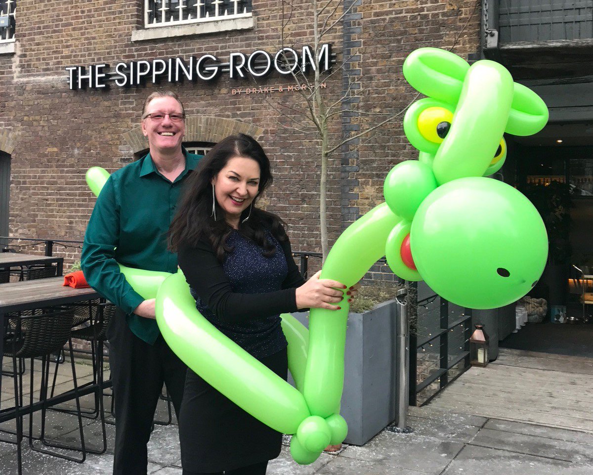 Join us for a Balloon Conga this Sunday!🎈💃🎪
The party's on from 1pm - 4pm with <a href="/MsBallooniverse/">Miss Ballooniverse</a>😁
#EscapetoWIQ #SundayFunday #FamilyFun #CongaParty