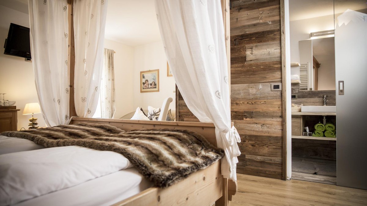 HotelGLaurino's tweet photo. Avete già visto la nostra Junior Suite Romantica??
Ideale per questo San Valentino che si avvicina!

Una fuga romantica all'insegna del relax!

#hotelgarnilaurino #suiteromantica #cavalese #sanvalentino17 https://t.co/XXr0wZH4Ft