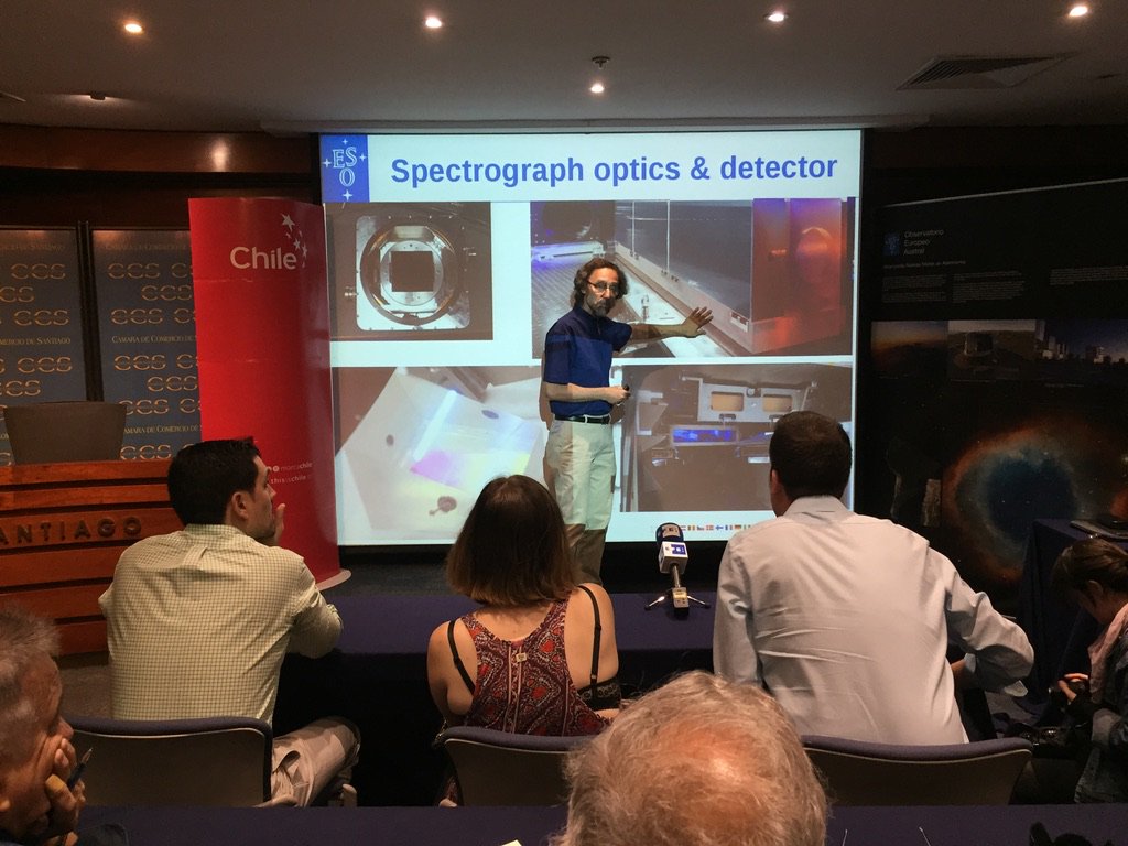 MarcaChile's tweet photo. El astrónomo Gaspare Lo Curto dando a conocer a prensa internacional detalles sobre el espectrógrafo ESPRESSO en una nueva conferencia @MarcaChile #ESO #ESPRESSOPROJECT https://t.co/TuGeWZ86wQ